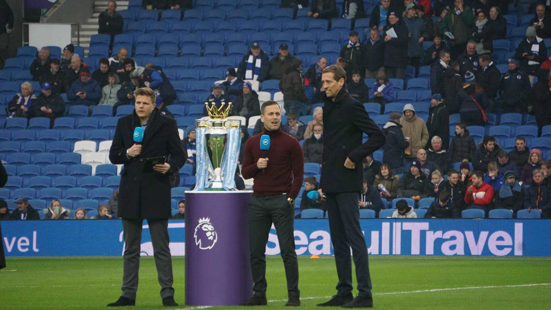 在他出席的 在他出席的